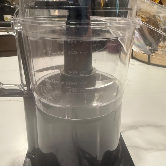 Oster Food Processor FPSTFP4010 4-Cup Continuous Flow Mini Food Processor, Black - Picture 5 of 6